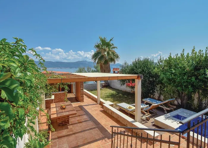 Amazing In Slatine With Sauna Ferienhaus Trogir